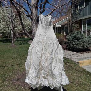 Elegant, timeless Maggie Sottero Wedding Dress